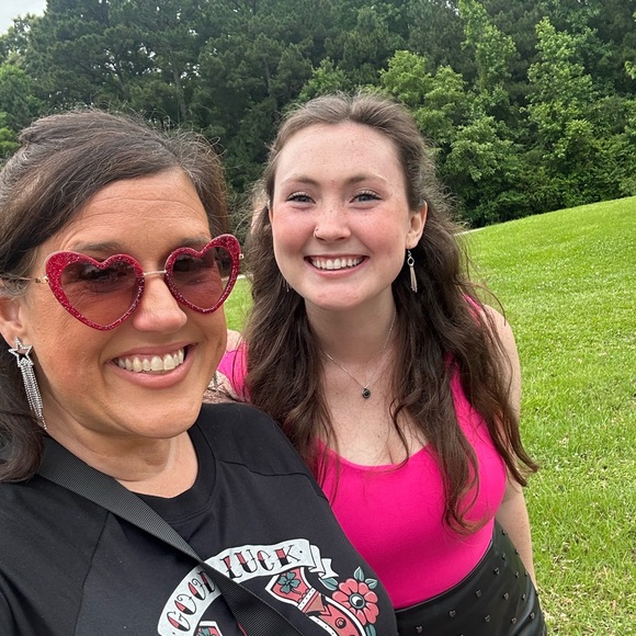 Meet your Posher, Jennifer - Picture 2 of 3